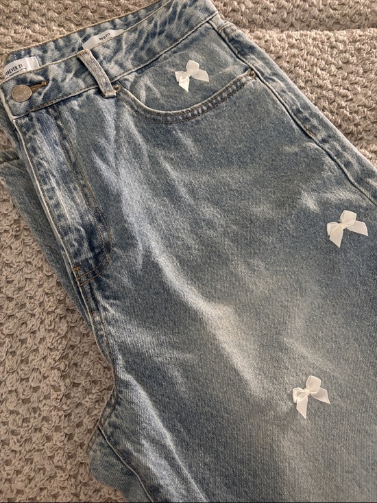 Forever 21 90’s Fit Bow Baggy Jeans - Picture 2 of 8